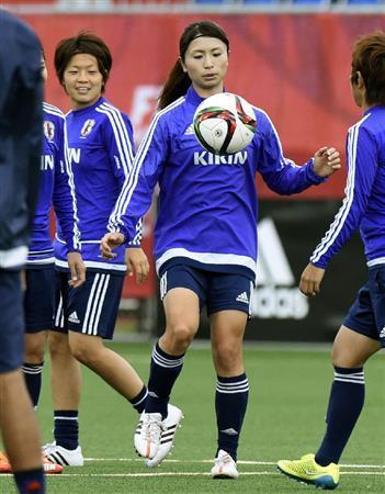 イングランド戦に向け調整する鮫島彩（さめしま・あや、中央）。左は宮間あや＝２０１５年６月２９日、カナダ・アルバータ州エドモントン（共同）