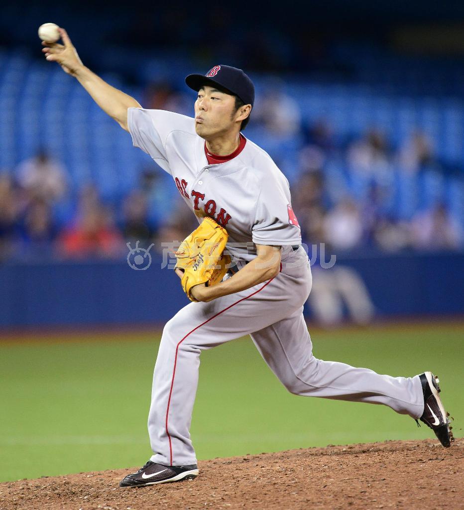 九回、三者凡退に抑えて１７セーブ目を挙げたレッドソックス・上原浩治＝２０１５年６月２９日、カナダ・オンタリオ州トロント（ＡＰ＝共同）