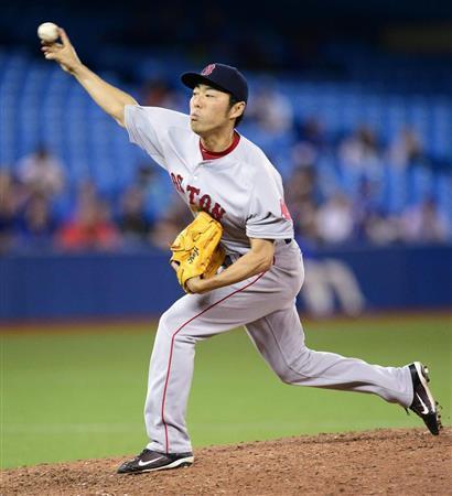九回、三者凡退に抑えて１７セーブ目を挙げたレッドソックス・上原浩治＝２０１５年６月２９日、カナダ・オンタリオ州トロント（ＡＰ＝共同）