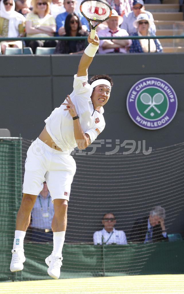 男子シングルス１回戦でシモーネ・ボレリと対戦しサーブする錦織圭（にしこり・けい）＝２０１５年６月２９日、英国・ウィンブルドン（共同）