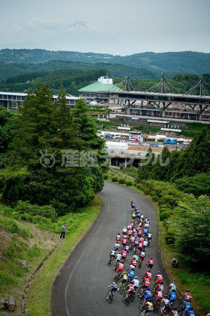遠くに富士山を臨む第６ステージは、静岡県伊豆市の日本サイクルスポーツセンターを舞台にした伊豆ステージ＝２０１５年５月２３日（田中苑子さん撮影）
