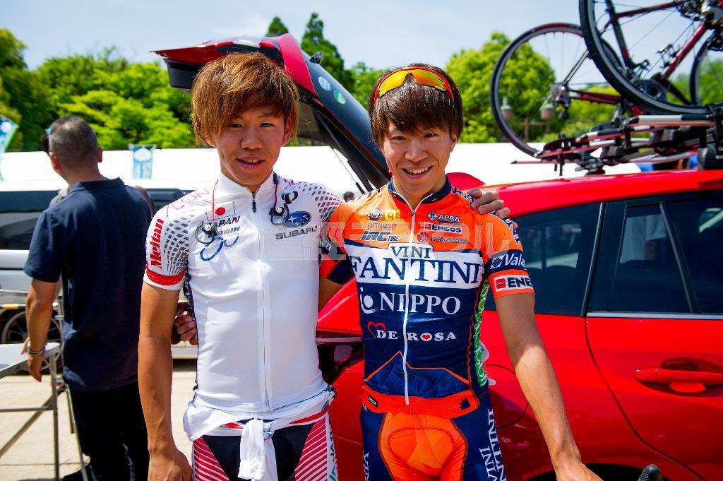 最終日の東京ステージで区間５位でゴールした黒枝咲哉（くろえだ・さや、左）とプロ２年目の兄の士揮（しき）＝２０１５年、東京都（田中苑子さん撮影）