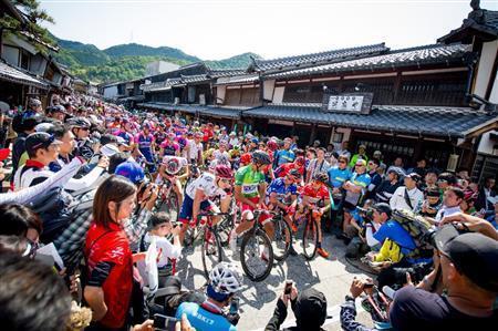 岐阜県美濃市での第３ステージのスタート風景。観光名所である“うだつのあがる街並み”に勢揃いした選手たちを大勢の観客たちが取り囲んだ＝２０１５年５月２０日（田中苑子さん撮影）