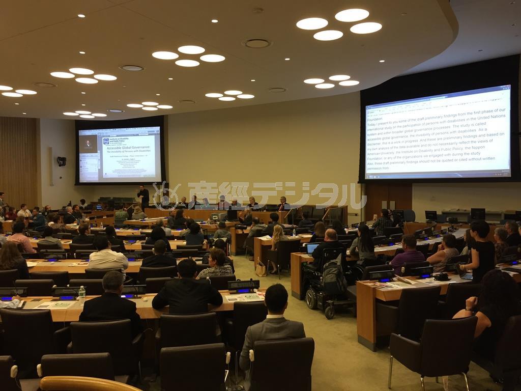 国連の「障害者権利条約第８回締約国会議」で、日本財団が開催したサイドイベントでは、リアルタイム字幕（右上）や国際手話を取り入れ、障害者を含む約１１０人が参加した＝２０１５年６月９日、米ニューヨーク（日本財団提供）