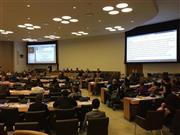 国連の「障害者権利条約第８回締約国会議」で、日本財団が開催したサイドイベントでは、リアルタイム字幕（右上）や国際手話を取り入れ、障害者を含む約１１０人が参加した＝２０１５年６月９日、米ニューヨーク（日本財団提供）