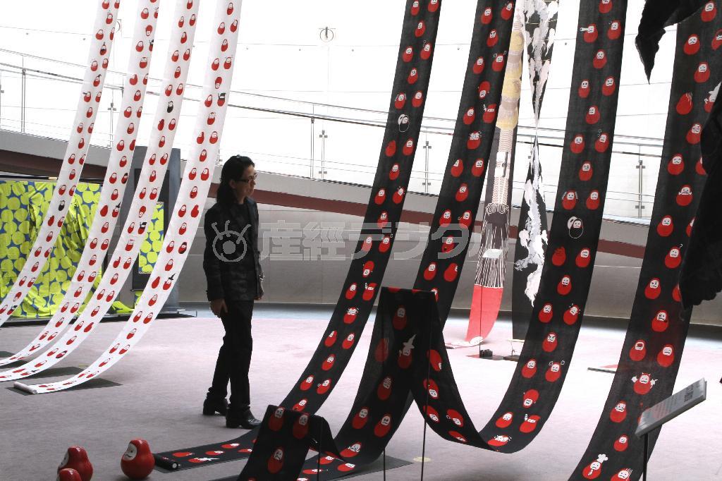 煩悩の数といわれる１０８にちなみ、１０８の表情の違うお茶目なだるまを染めた「煩悩ダルマ」。好きなところでカットして手拭いとして利用できる＝２０１５年６月２５日、東京・南青山のスパイラルガーデン（田中幸美撮影）