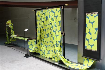 長い手拭いが掛け軸の絵から延びて、振り袖に化け、巻物の絵になり、やがて扇面となる手拭いの変身作品「メタモルフォーゼ」＝２０１５年６月２５日、東京・南青山のスパイラルガーデン（田中幸美撮影）