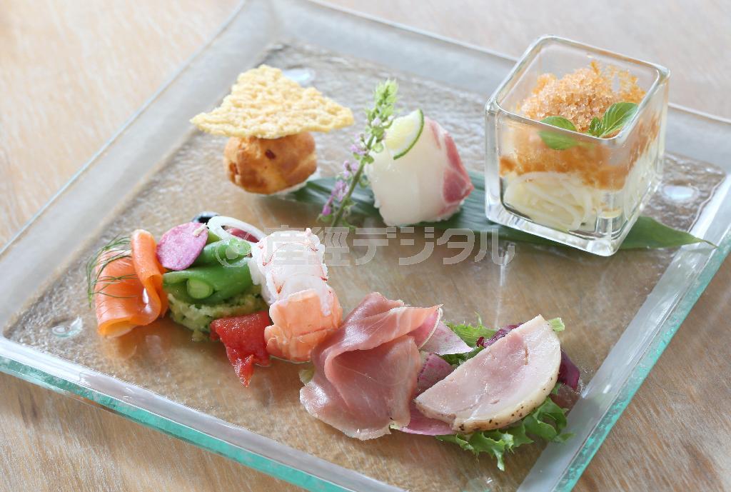 「オードブルの盛り合わせ」は初夏らしい取り合わせ。旬の食材を使用して６～７種類を彩りよく盛りつける＝２０１５年６月１７日、京都市下京区（志儀駒貴撮影）