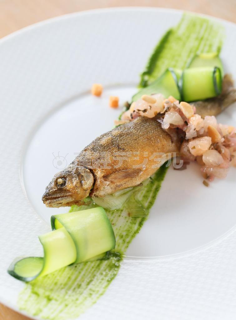 約５時間かけて低温で調理する「鮎のコンフィ」は骨までやわらかい。ルッコラのピストソース、グレープフルーツとしば漬けが鮎と好相性＝２０１５年６月１７日、京都市下京区（志儀駒貴撮影）