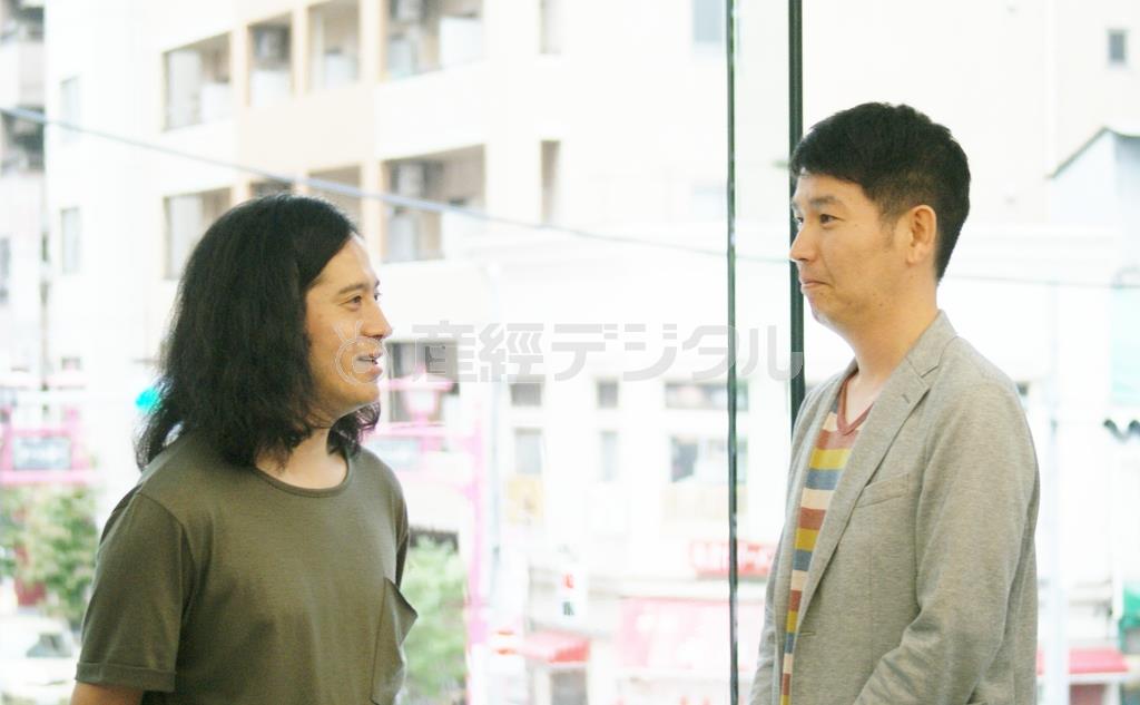 ふたりの実作俳句も収録。「間違いなく２年前は作れなかった」と又吉直樹さん（左）がいえば、「めちゃくちゃ優秀な生徒さんです」と“師匠”の堀本裕樹（ゆうき）さんもべたぼめだ＝２０１５年６月８日（塩塚夢撮影）