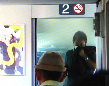 白煙を上げる東海道新幹線「のぞみ２２５号」の車内の様子＝３０日（乗客提供）