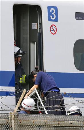 緊急停止した東海道新幹線の車両から降りる乗客＝３０日午後１時３５分、神奈川県小田原市