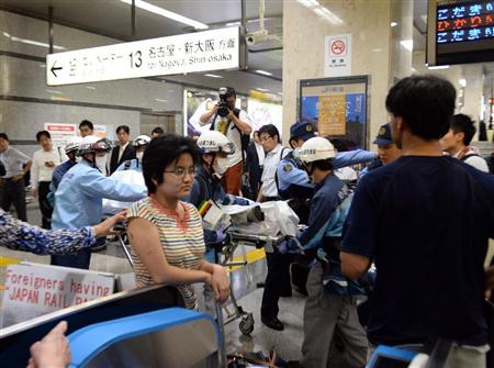 車内で火災が発生した東海道新幹線が小田原駅に到着した。警察や消防によって怪我人が搬送され、駅構内は騒然としていた＝３０日午後、神奈川県小田原市（鴨川一也撮影）