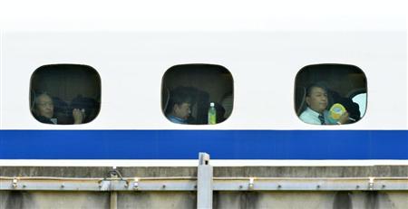 緊急停止した「のぞみ２２５号」の車窓から外を見る乗客＝３０日午後１時３６分、神奈川県小田原市