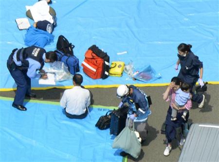 緊急停止した東海道新幹線の車両から搬送された人たち＝３０日午後１時３０分、神奈川県小田原市