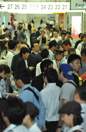 新幹線が運転見合わせ。混雑する改札付近＝３０日午後０時５１分、ＪＲ新大阪駅（柿平博文撮影）