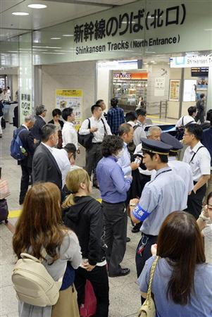 新幹線が運転を見合わせ、混雑するＪＲ名古屋駅の改札口＝３０日午後０時５８分