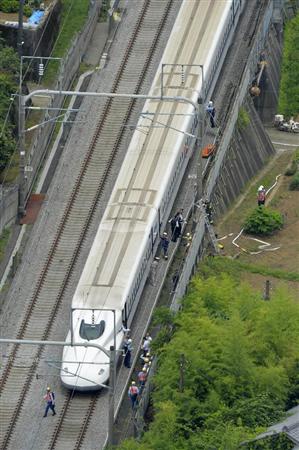 緊急停止した東海道新幹線「のぞみ２２５号」＝３０日午後０時４６分、神奈川県小田原市