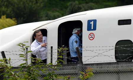 車内で火災が発生し、停車した東海道新幹線＝３０日午後、神奈川県小田原市（川口良介撮影）