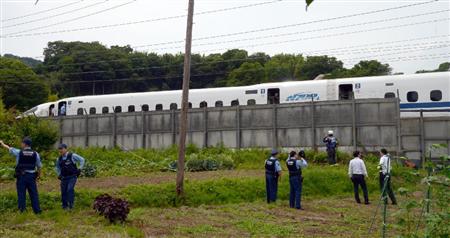 車内で火災が発生し、停車した東海道新幹線＝３０日午後、神奈川県小田原市（川口良介撮影）