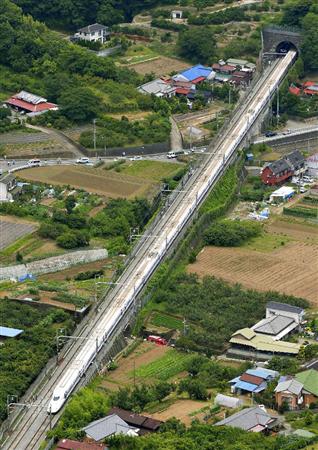 緊急停止した東海道新幹線「のぞみ２２５号」＝３０日午後０時２３分、神奈川県小田原市