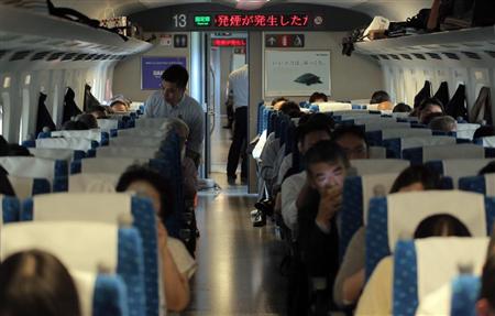 東海道新幹線下り「のぞみ２２５号」の火災で、後続車両も停止。後ろを走っていた「のぞみ２７号」も停車し、停電のため一時空調も止まり、一部トイレも使えない状態に。乗客は運転再開の見込みが無い中、携帯電話で外部と連絡を取るなどしていた＝６月３０日午後０時１２分、神奈川県大磯町（早坂洋祐撮影）