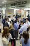 新幹線が運転を見合わせ、混雑するＪＲ名古屋駅の改札口＝３０日午後０時５８分