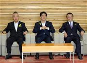 臨時閣議に臨む（左から）甘利明経済再生相、安倍晋三首相、麻生太郎財務相＝３０日午後、首相官邸