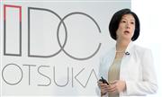 大塚家具の会見で新しいロゴについて説明する大塚久美子社長＝２日、東京都新宿区（寺河内美奈撮影）