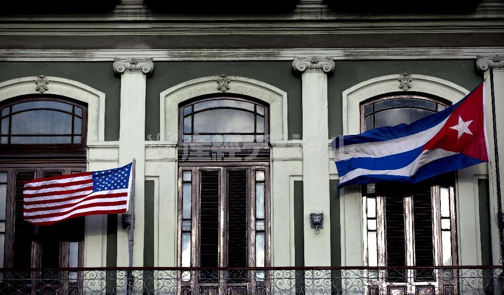 キューバの首都ハバナのホテルのバルコニーに翻るキューバと米国の国旗。半世紀ぶりに両国の国交が回復する＝２０１５年１月１９日（ＡＰ）
