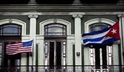 キューバの首都ハバナのホテルのバルコニーに翻るキューバと米国の国旗。半世紀ぶりに両国の国交が回復する＝２０１５年１月１９日（ＡＰ）