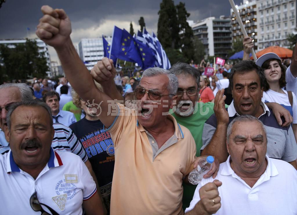 首都アテネの国会議事堂前でデモ行進する市民たち＝２０１５年６月３０日、ギリシャ（ロイター）