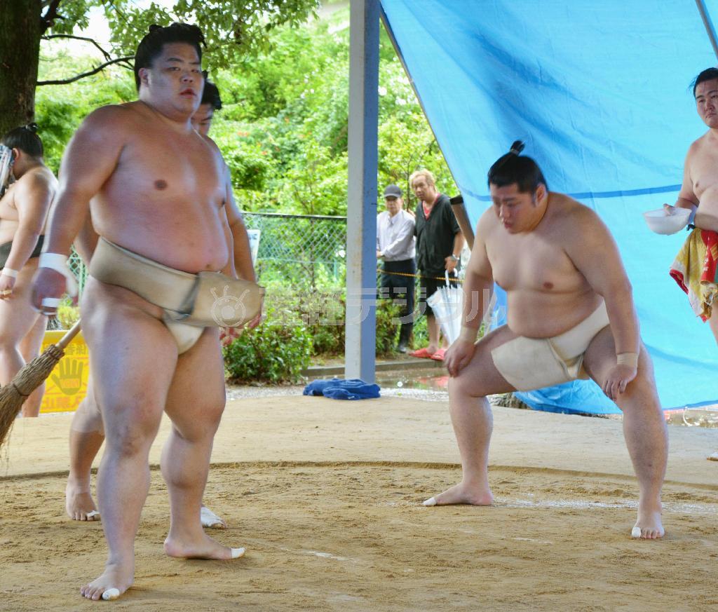 名古屋場所に向け稽古で汗を流す遠藤（右）＝２０１５年７月１日、三重県鈴鹿市の追手風部屋（おいてかぜべや）宿舎（共同）