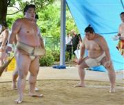 名古屋場所に向け稽古で汗を流す遠藤（右）＝２０１５年７月１日、三重県鈴鹿市の追手風部屋（おいてかぜべや）宿舎（共同）