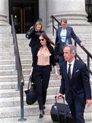 米投資会社に勤めていたスウェーデン出身の元モデル、ハンナ・ブーベンさん（中央）＝２０１５年６月２６日、米ニューヨーク（ＡＰ）