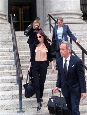 米投資会社に勤めていたスウェーデン出身の元モデル、ハンナ・ブーベンさん（中央）＝２０１５年６月２６日、米ニューヨーク（ＡＰ）