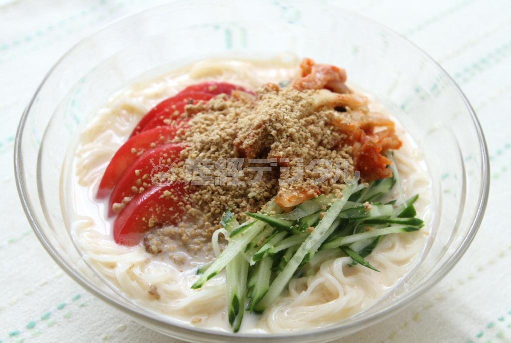 豆乳そうめん（コングクス風）。※４６６ｋｃａｌ、塩分３．９グラム（１人分）