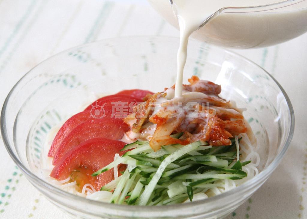 豆乳そうめん（コングクス風、作り方２）＿＿器にそうめんを入れキュウリ、トマト、キムチをのせて（作り方１：料理したタレ）を注ぎ、すりごまをふる。
