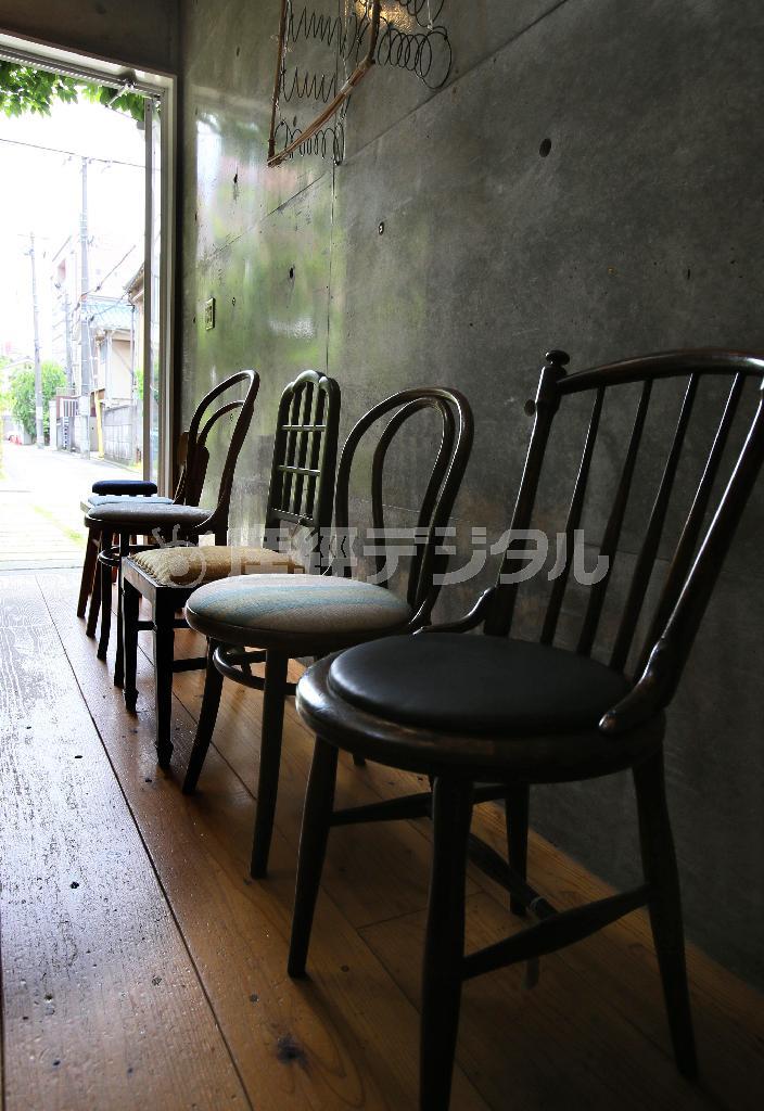 １脚２万円前後の「Ｒｅ：椅子」は古い椅子をよみがえらせたリメイク商品＝２０１５年６月１５日、京都市上京区（志儀駒貴撮影）