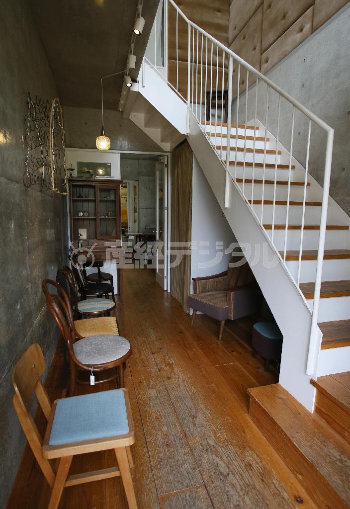 古い椅子を再生させたプロジェクト「Ｒｅ：椅子」がお出迎え＝２０１５年６月１５日、京都市上京区（志儀駒貴撮影）