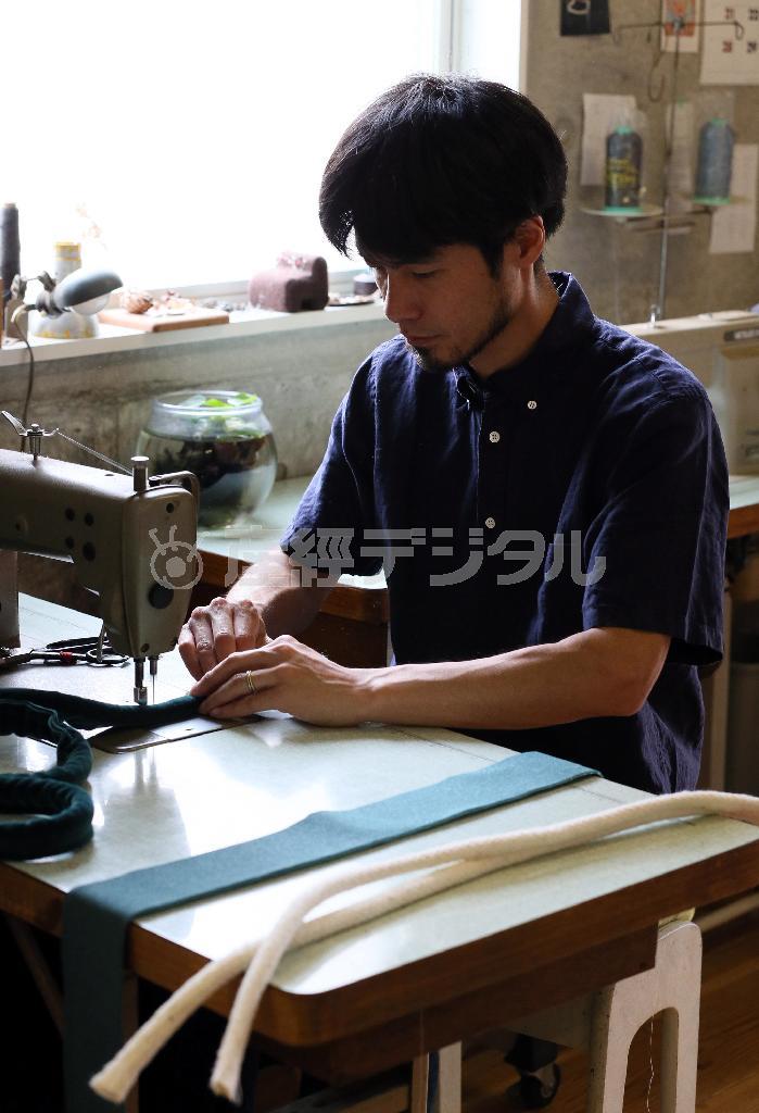 芯をいれてクッションのパイピング部分を製作する村上浩次さん＝２０１５年６月１５日、京都市上京区（志儀駒貴撮影）