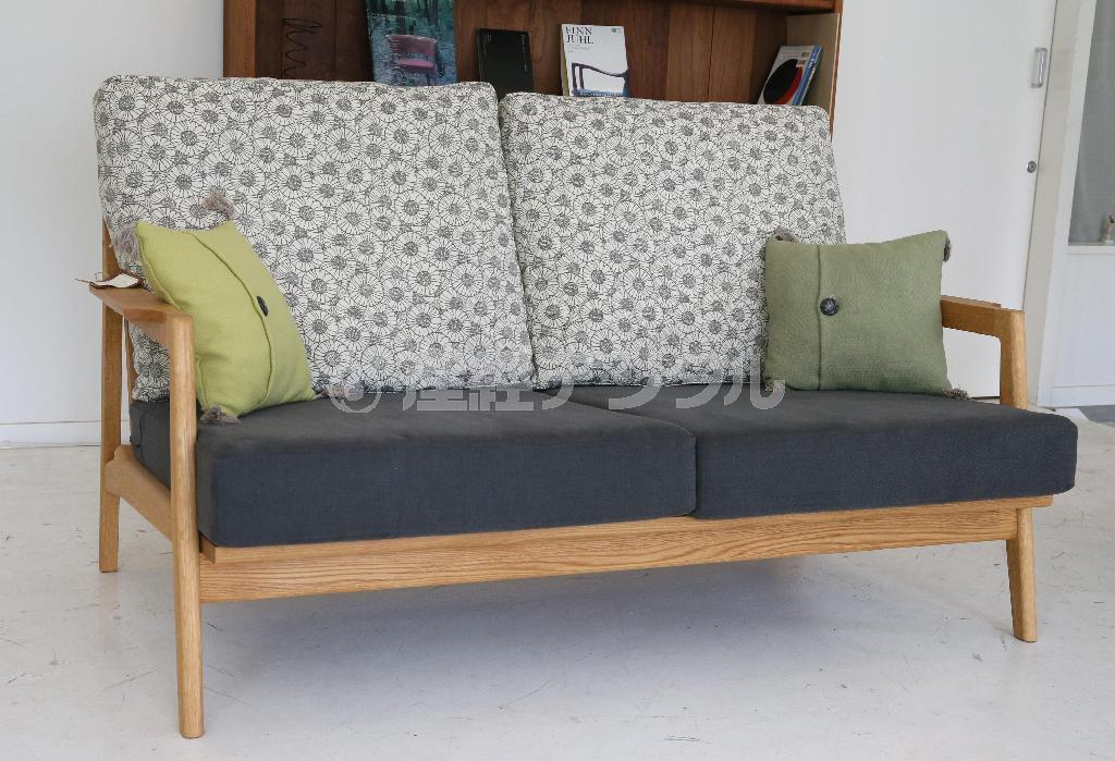 ナチュラルな木のフレームが美しいオリジナルソファ（３１万２１２０円から）。２種類のウレタンフォームを組み合わせ、背もたれはフェザが使用されている＝２０１５年６月１５日、京都市上京区（志儀駒貴撮影）