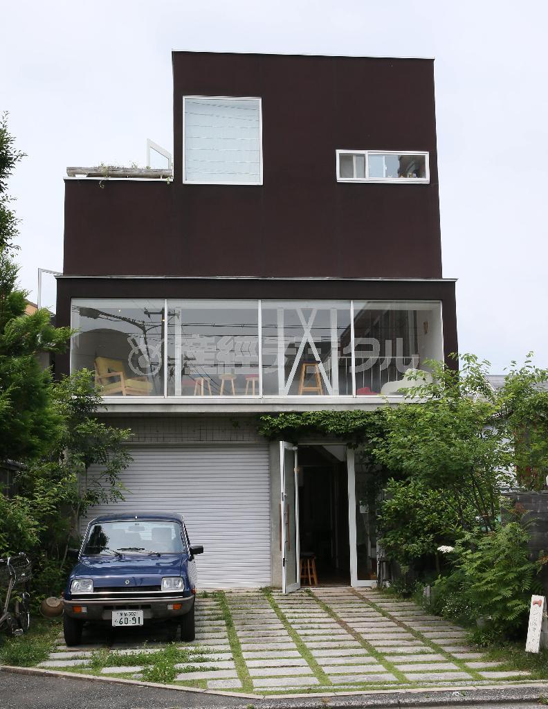 椅子の形がかたどられた外観が目印＝２０１５年６月１５日、京都市上京区（志儀駒貴撮影）