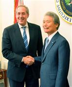 米通商代表部のフロマン代表（左）と握手する経団連の榊原定征会長＝６月３０日、ワシントン（共同）