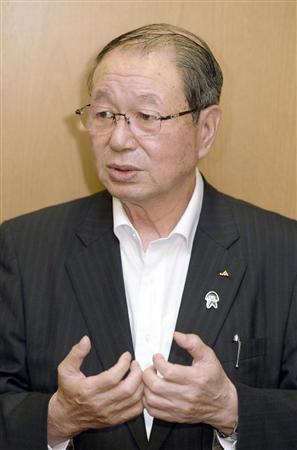 ＪＡ全中の次期会長に内定し、記者団の質問に答える奥野長衛氏＝２日午後、東京・大手町