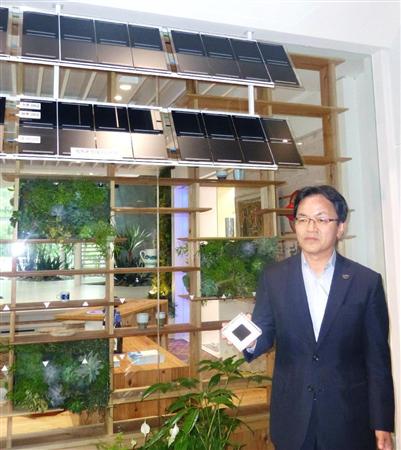 パナソニックが開発を進める、太陽光を使って水素を製造する装置（上）＝３日、東京都江東区