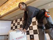 羽田空港の荷物運搬などで活用が期待されるサイバーダインのロボットスーツ「ＨＡＬ」作業支援用＝２日、東京都大田区