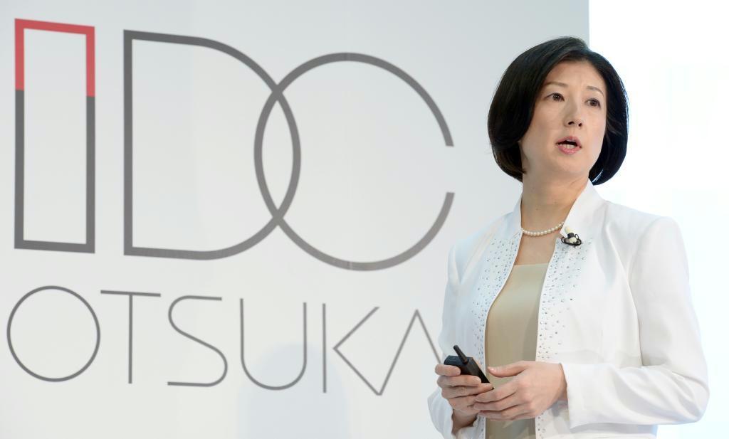 大塚家具の新しいロゴを発表する大塚久美子社長＝２日、東京都新宿区