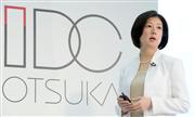 大塚家具の新しいロゴを発表する大塚久美子社長＝２日、東京都新宿区