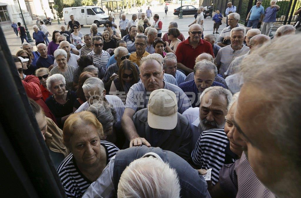首都アテネの国立銀行の前に殺到する市民ら。預金の引き出し制限が生活を直撃し、チプラス政権への不満が高まっている＝２０１５年７月２日、ギリシャ（ロイター）